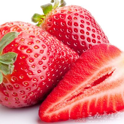 草莓中所含的胡萝卜素是合成维生素A的重要物质，具有明目养肝作用