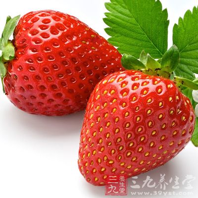 草莓中含有丰富的果糖、蔗糖、柠檬酸、苹果酸、果胶等物质，具有润燥生津、调理胃肠功能、降低血脂和防治便秘的功效