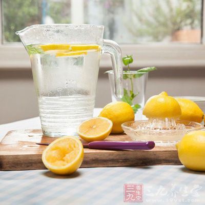 柠檬水中含有可溶性纤维素果胶，有助于增强饱腹感