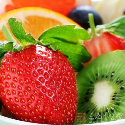 因此宜将吃水果安排在饭前半小时左右，更因为水果通常是生吃