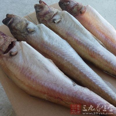 明太鱼价格便宜，营养也好，但肉质较粗，还有一种草腥味