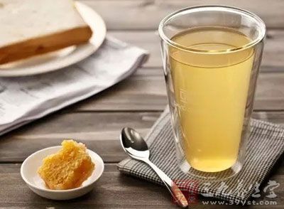 早饭以前可以在喝水时加入蜂蜜
