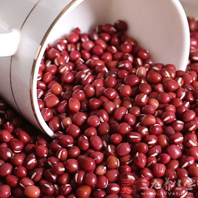去找点新鲜饱满的红豆，放在一个红色的锦囊里，在把锦囊放在枕头下