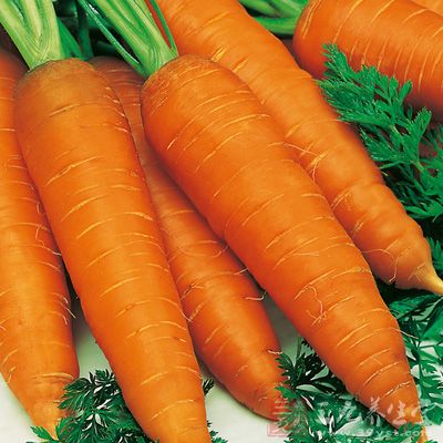 胡萝卜里面含有丰富的胡萝卜素可转化成维生素A，能明目养神，增强抵抗力，防治呼吸道疾病