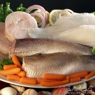 本来含量就很低的一些养殖类的鱼肉，如果再经过高温的油炸或者煎烤