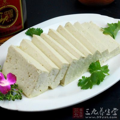 制作豆腐的大豆中含有18%左右的油脂，大部分能转移到豆腐中去