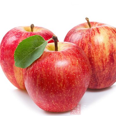 苹果皮中含有很多丰富的抗氧化活性物质，能降低肠道老化的速度。为此，请一定要带皮吃苹果哦