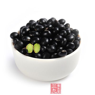 黑豆含丰富的蛋白质、铁质、脂肪、碳水化合物、胡萝卜素、维生素B1.B2