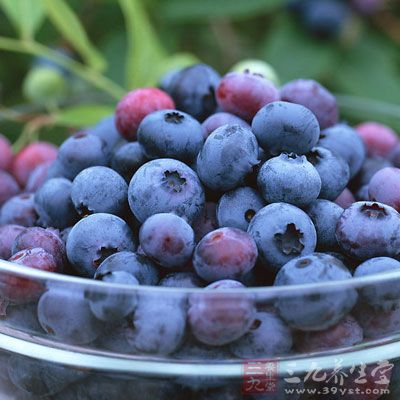 吃蓝莓对宝宝的眼睛发育有好处，产妇在坐月子时是可以吃蓝莓的
