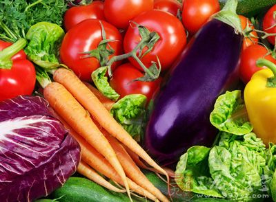 蔬菜中不仅含有丰富的维生素，而且含有大量的纤维素、果酸、无机盐等