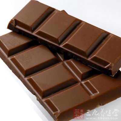 巧克力所含草酸与芝麻中所含钙质易形成草酸钙，影响营养的消化与吸收