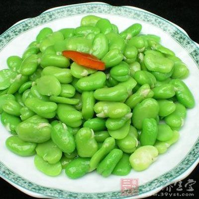 蚕豆是夏季常见食蔬之一，蚕豆含有膳食纤维、钙、钾、胡萝卜素等多种有益健康的营养素