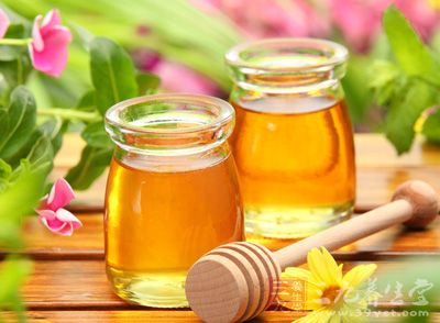 蜂蜜中含有各种丰富的维生素、矿物质和氨基酸