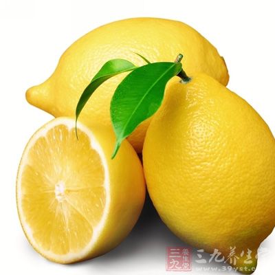 柠檬富含维生素C和维生素P，能增强血管弹性和韧性