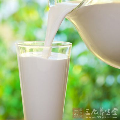 牛奶中的铁、铜和卵磷脂能大大提高大脑的工作效率