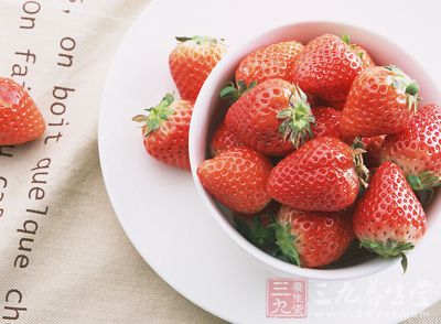 　草莓含有丰富的维生素C，相对于苹果，葡萄要高出10倍