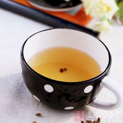 茶中的物质，被人体吸收后，对中枢神经系统有明显的兴奋作用，饮茶会使精神兴奋，影响睡眠
