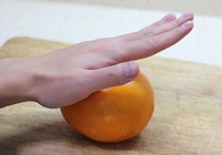 手剥橙子的做法图解1