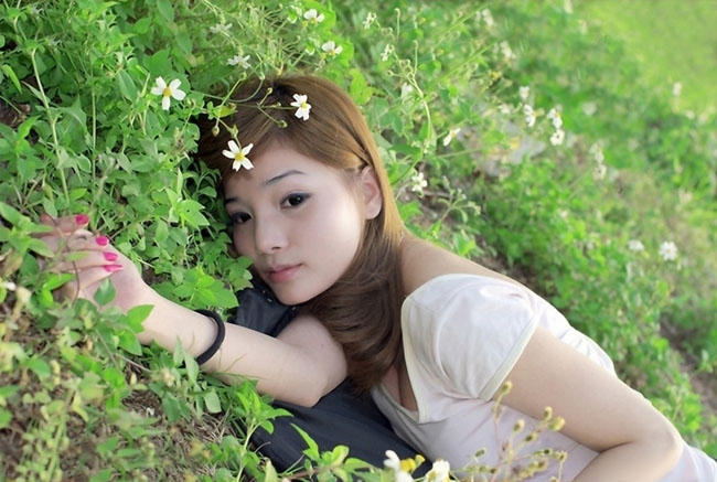 Photoshop打造柔和的暖褐色草地人物照片 图老师