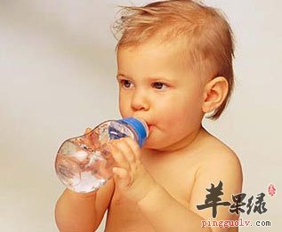 宝宝自己喝水