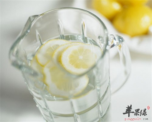 常喝柠檬片水好处多多 抗癌又营养