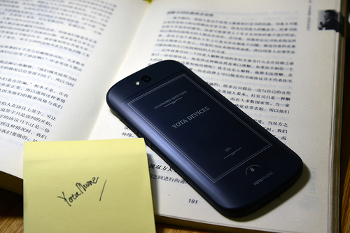 双弧面造型配墨水屏 YotaPhone2详细评测