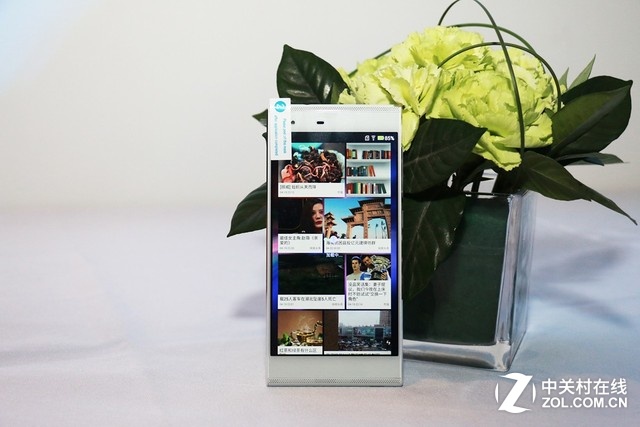 原点手机2代正面搭载了5.2英寸LG显示屏，分辨率为1080P。它还采用了第三代康宁大猩猩玻璃面板。