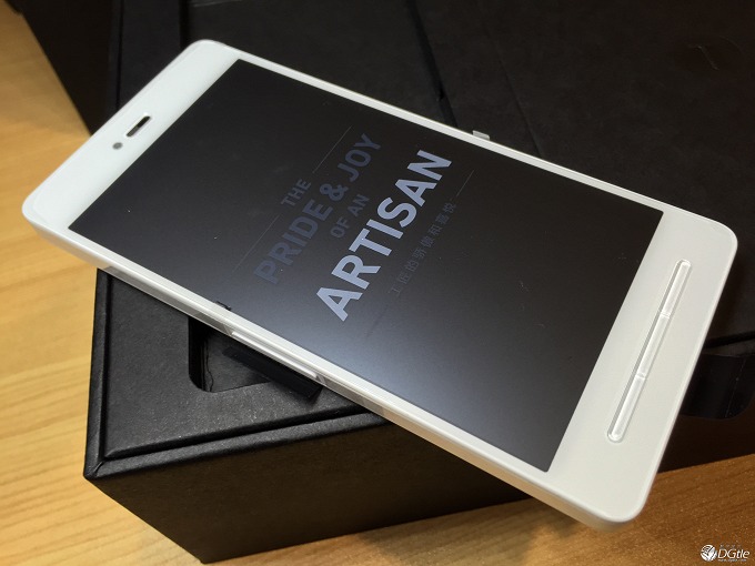 东半球最好看的手机 Smartisan T1白色版开箱体验