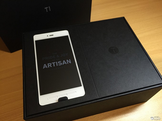 东半球最好看的手机 Smartisan T1白色版开箱体验