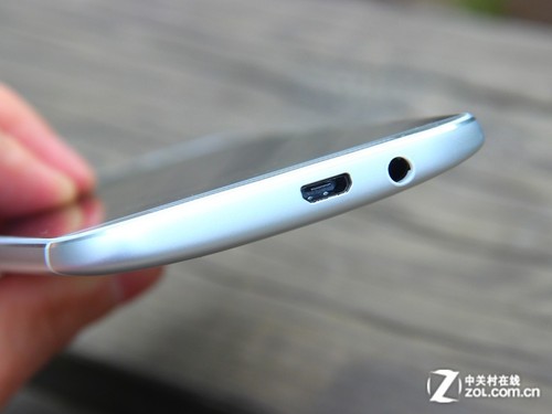 外观和国际版一样 联通版HTC One M8评测 