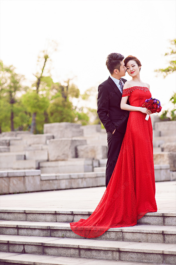 Photoshop给婚片加上大气的红色霞光效果  图老师