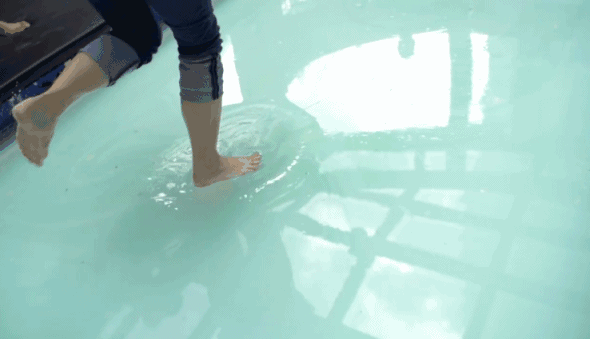 反牛顿力学的泳池：不加任何特效，她们真的能水上漂！