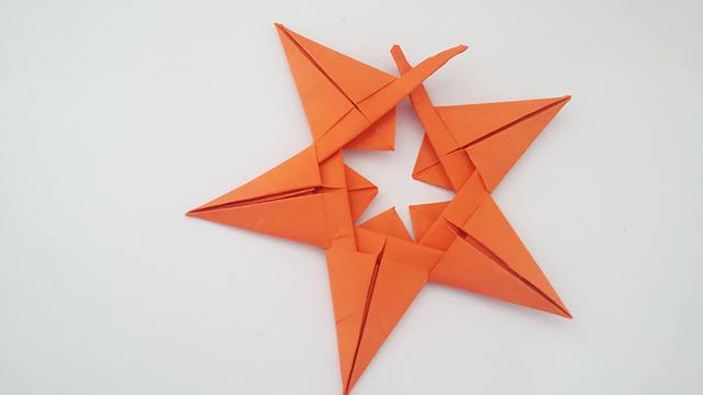 闪闪五角星的彩纸折法