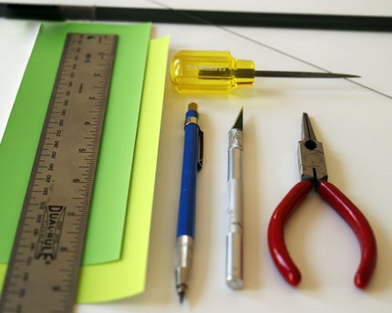 纸艺小灯笼的制作方法、裁刀、钳子和一些铁丝，还有锥子或者是针，会被用来钻孔