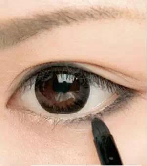 怎样使用眼线刷画眼线?眼线刷画眼线的方法教程