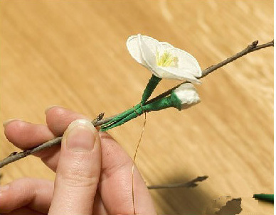 步骤22:将一朵花和花苞用铁丝固定在树枝上