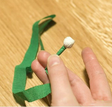 步骤19:用绿色皱纹纸包裹铁丝部分