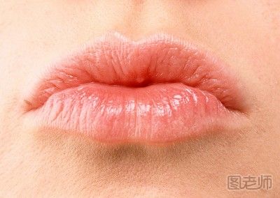 嘴唇脱皮是什么原因