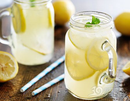 喝柠檬水有哪些好处和坏处 喝柠檬水的好处和坏处有哪些