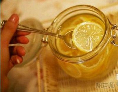 柠檬蜂蜜水有哪些功效 柠檬蜂蜜水的功效有哪些