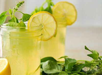 柠檬蜂蜜水有哪些功效 柠檬蜂蜜水的功效有哪些