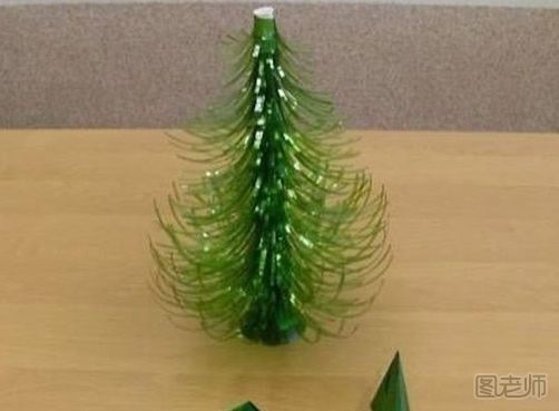 雪碧瓶子制作圣诞树的方法