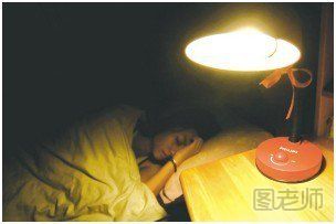 开灯睡觉有哪些危害 开灯睡觉的危害 