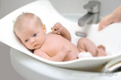 婴儿洗澡肚脐能沾水吗 如何护理新生儿的肚脐