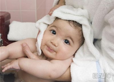 如何给初生婴儿洗澡 婴儿洗澡怎么洗