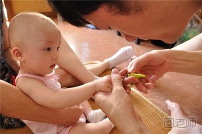 怎么给宝宝剪指甲 给宝宝剪指甲的具体步骤