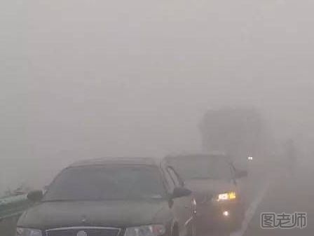 高速路上遇团雾怎么办