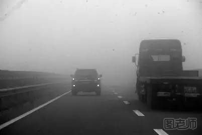 高速路上遇团雾怎么办