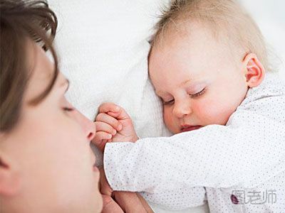 婴儿一放下就醒是什么原因 婴儿一放下就醒非要抱着睡觉