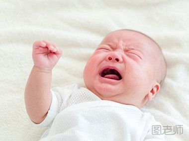 宝宝睡不好觉之打呼噜  　　原因：不是只有成年人才会打鼾，小宝宝也会。当空气穿过宝宝狭窄的鼻腔或喉管的背面时，宝宝就会打鼾。如果宝宝感冒了，或者鼻腔通道被奶粉或食物堵住了，也会出现这种打鼾现象。  　　建议：1.如果宝宝感冒了，可以用棉签处理分泌物，使用儿童滴鼻剂，蒸气熏鼻空气加湿等方法。平时注意多用棉球或盐水清洁鼻腔。  　　2.若是因为鼻腔通道被奶粉或食物堵住，你只要让宝宝头部朝下就能把食物吐出来。  　　3.另外，睡眠呼吸暂停综合征之类的睡眠疾病也能引发打鼾，如响声很大的打鼾或喷鼻息、大口喘气、窒息以及睡觉不安等都是睡眠呼吸中止症的表现。如果出现这些现象，那就要注意了。如果拿不准，最好向儿科医生说明具体情况。  宝宝睡不好觉之蹬腿蜷胳膊  　　原因：婴儿的神经系统很不成熟，他们很难控制对噪音、温度等环境刺激的反射或反映，这就意味着那些古怪的动作是自然而然的，通常也是无害的。  　　建议：1.你可以用手指轻轻地按住宝宝抽动的胳膊或腿，如果抽搐停止，就代表这是正常的。  　　2.如果按住宝宝后，抽动仍没有停止，或者如果宝宝醒着的时候也抽搐，又或者全身痉挛，就要做进一步的诊断了，包括检查是否患有癫痫。  　　3.对于不是由神经性疾病引起的抽搐，当宝宝到了2~4个月大的时候通常就会减少。  宝宝睡不好觉之睡前哭闹  　　原因：这种情况说明还没有给宝宝建立起一个良好的睡眠习惯，他把晚上8点多的睡眠当成午觉睡了。9-12个月的宝宝，夜晚睡眠时间在11.25小时左右，白天的睡眠一般分2次，共2.5个小时的左右。妈妈注意给宝宝调整好白天的活动量及睡眠时间，要让宝宝学会自我安抚入眠。  　　建议：1.每晚坚持睡前程序。临睡前，唱一支摇篮曲，讲一两个小故事、亲吻他并互道晚安等。让宝宝习惯成自然地记住了下一个程序，那样会更有安全感。  　　2.巧用安抚物。给宝宝一个可抱可安全啃咬的安抚小物是最好的办法，比如安抚小熊。宝宝醒来后找到自己的小伙伴，就找到了安全感，玩一会儿后会重新入睡，慢慢他醒来就不会再哭闹找人。  　　3.确保宝宝白天睡眠的充足。6-12个月是宝宝生长发育迅速的时间，白天他们的活动量较大，要尽量坚持让他们在固定的时间小睡，确保睡眠充足。时间控制在3小时以内。  　　4.宝宝要有固定的作息规律。睡眠时间一般在19：00-20：30之间，再晚的话宝宝很可能会因为太疲倦而睡不着。白天，如果宝宝超过3个小时仍没有醒来，应该叫醒他。白天的小睡也要尽可能有规律。  宝宝睡不好觉之怕黑  　　原因：不愿意和父母分离。因为幼儿闻着父母的味道、抱着父母的脖子或手臂入睡，对于幼儿来说一定是件幸福的事。孩子对黑暗的恐惧感。研究发现，幼儿的认知能力及想象力在快速发展，对黑暗很容易联想出妖魔鬼怪。同时又缺乏生活经验，常常会觉得自己是无能为力的，会依赖大人给他安全感。  　　建议：1.安抚孩子对黑暗的恐惧情绪。您可以搂搂她，理解她的情绪："宝宝担心晚上睡觉会有怪物，是吗?"请不要给孩子贴"胆小鬼"的负面标签，这会让孩子更自卑和害怕。您还可以跟孩子说"宝宝放心，爸爸妈妈随时都会保护你的"，从而帮助孩子建立安全感。  　　2.创造温馨的入睡氛围。允许孩子带一些自己喜欢的东西上床睡觉，例如毛绒熊、奶瓶等。您还可以给孩子讲一些睡前故事，选择情节比较平缓的故事，讲述时语调轻柔。而平时生活中，也要谨慎帮孩子选择电视节目和图书，尽量避免孩子看到恐怖镜头或血腥场面。  　　3.循序渐进帮助孩子独立入睡。如果您一下子告诉孩子要自己睡，这对他来说是很痛苦的。可以先让孩子的小床靠着父母的大床，鼓励孩子尝试自己入睡。当孩子习惯后，再试着让孩子在自己的房间睡觉。  宝宝睡不好觉之夜奶  　　原因：宝宝已经1岁多了，还需要喝夜奶，这往往不是食物需求，而是精神需要。一般8个月时就可以训练宝宝断夜奶了，这时宝宝已经加辅食有一段时间了，可以满足宝宝的睡整觉的食物需求。  　　建议：1.为防止宝宝饿醒，临睡前的最后一顿奶要延迟，把宝宝喂饱;  　　2.逐渐减少给宝宝夜间喂奶的次数，从三次到两次再到一次，让宝宝慢慢习惯;  　　3.妈妈和宝宝分开睡，晚上让其他家人照顾宝宝;  　　4.用各种方法安抚宝宝，必要时使用安抚奶嘴;  　　5.“夜奶宝宝”一般有奶瓶依赖的问题，可试着将宝宝的奶瓶换成杯子，让他渐渐学会并习惯使用杯子;  　　6.训练宝宝白天坐着喝奶，这有利于戒除夜间躺着喝奶的习惯。戒掉夜奶的关键是要慢慢地、循序渐进地坚持，坚持一段时间，大多数宝宝会逐渐适应不吃夜奶的。  宝宝睡不好觉之磨牙  　　原因：1.寄生虫。肠道内有寄生虫扰动，使肠壁不断受到刺激，会引起咀嚼肌的反射性收缩而出现磨牙。  　　2.挑食偏食。有挑食、偏食不良习惯的孩子易缺乏钙和维生素。  　　3.心因性。焦虑、压抑、烦躁不安、过度紧张等不良情绪会导致宝宝夜间磨牙。  　　4.牙颌因素。7~12岁是乳牙、恒牙的交替过程，如牙齿发育不好，上下牙颌接触时有的牙尖过高，咬颌面不平，因此造成的高点或障碍点是引起夜磨牙的重要原因。还有乳牙期如果为反颌(地包天)，也会导致宝宝的夜磨牙。  　　建议：1.调整饮食。先看儿科医生以排除寄生虫、以及评估全身的营养状况，饮食上应合理调配膳食，粗细粮、荤素菜搭配，防止孩子营养不良，还要教育孩子不偏食、不挑食，晚餐不要过饱，以免引起胃肠不适。  　　2.定期牙科检查。定期常规的牙科检查必不可少。对有咬颌问题的，尽早干预治疗。反颌可以在四五岁就开始矫治器的佩戴，进行调整。有牙咬合不良的进行调颌治疗，磨除牙齿高点或障碍点后可减轻或消除夜磨牙。抑制孩子磨牙可在睡前戴上颌垫，戴上后可阻断牙颌干扰对磨牙的触发作用。晚上戴，清晨起床后取下，一般戴半年可消除夜磨牙，还可起到保护牙齿的作用。  　　3.消除心因性。给孩子创造一个舒适和谐、充满欢乐的家庭环境，消除各种不良的心因性因素。  宝宝睡不好觉之汗多湿身  　　原因：我们进入不同睡眠阶段的时候都会出汗，但是婴儿出汗更多，因而他们的睡眠周期更短。婴儿的头是其最大的身体部分，也是热量散失最多的地方，因此这就会造成婴儿的额头和头发比身体的其他部位出汗更多。当然，温度过高也是导致他们出汗的原因。为了确保你的宝宝睡觉的时候不会太热，要让室温保持在15.5℃~21℃，并给他盖好被子。  　　建议：如果宝宝有发烧或其他生病的迹象，例如嗜睡，你就要带他去看医生了。一般3~4个月的时候，随着睡眠周期变长，大部分宝宝就不会再出这么多汗了，而有些宝宝，还会在睡觉的时候出汗，这种情况会持续到蹒跚学步的年纪或更久。